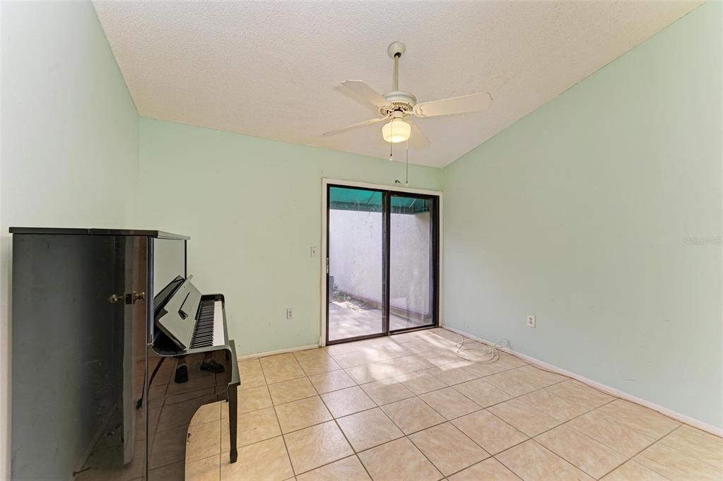 For Sale: $300,000 (2 beds, 2 baths, 1100 Square Feet)