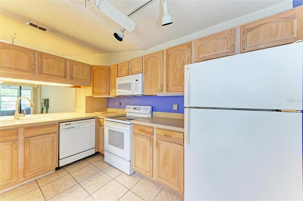 For Sale: $300,000 (2 beds, 2 baths, 1100 Square Feet)