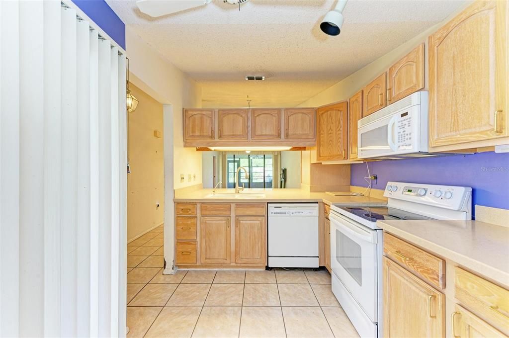 For Sale: $300,000 (2 beds, 2 baths, 1100 Square Feet)