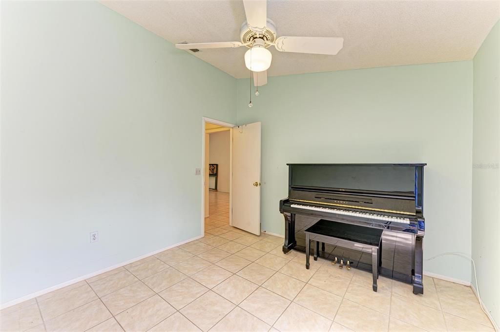 For Sale: $300,000 (2 beds, 2 baths, 1100 Square Feet)