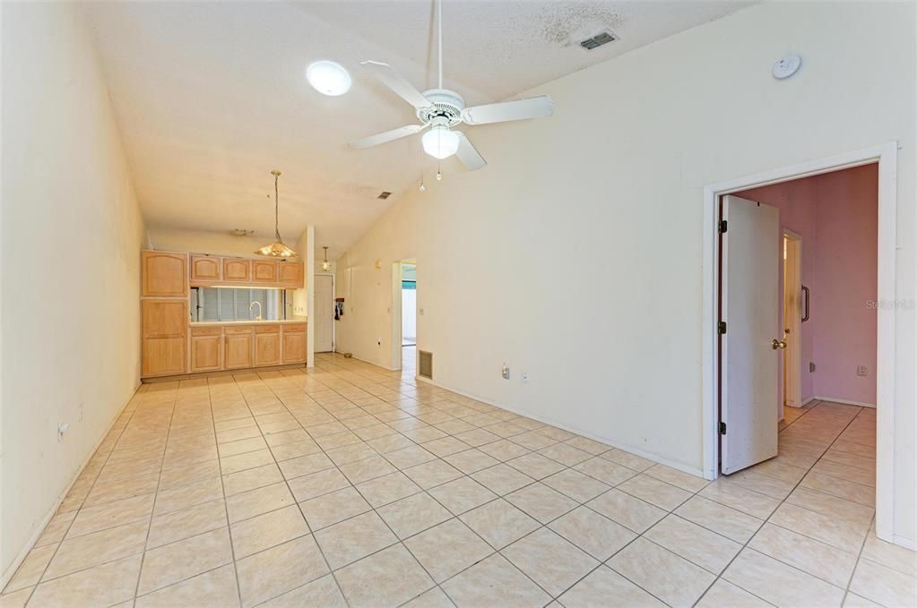 For Sale: $300,000 (2 beds, 2 baths, 1100 Square Feet)