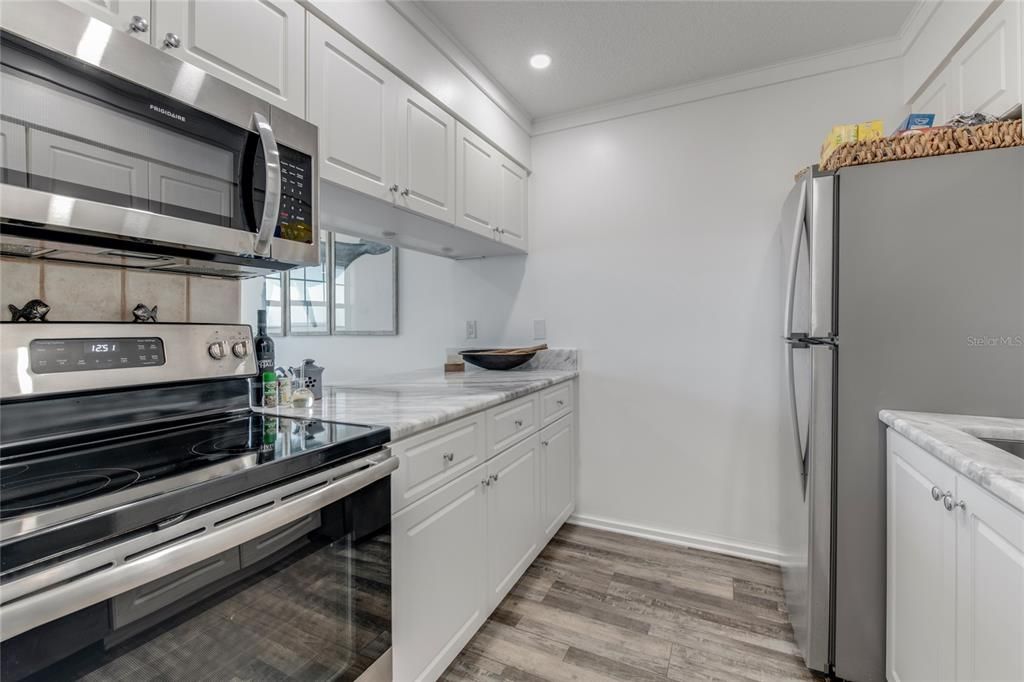 For Sale: $450,000 (1 beds, 1 baths, 636 Square Feet)