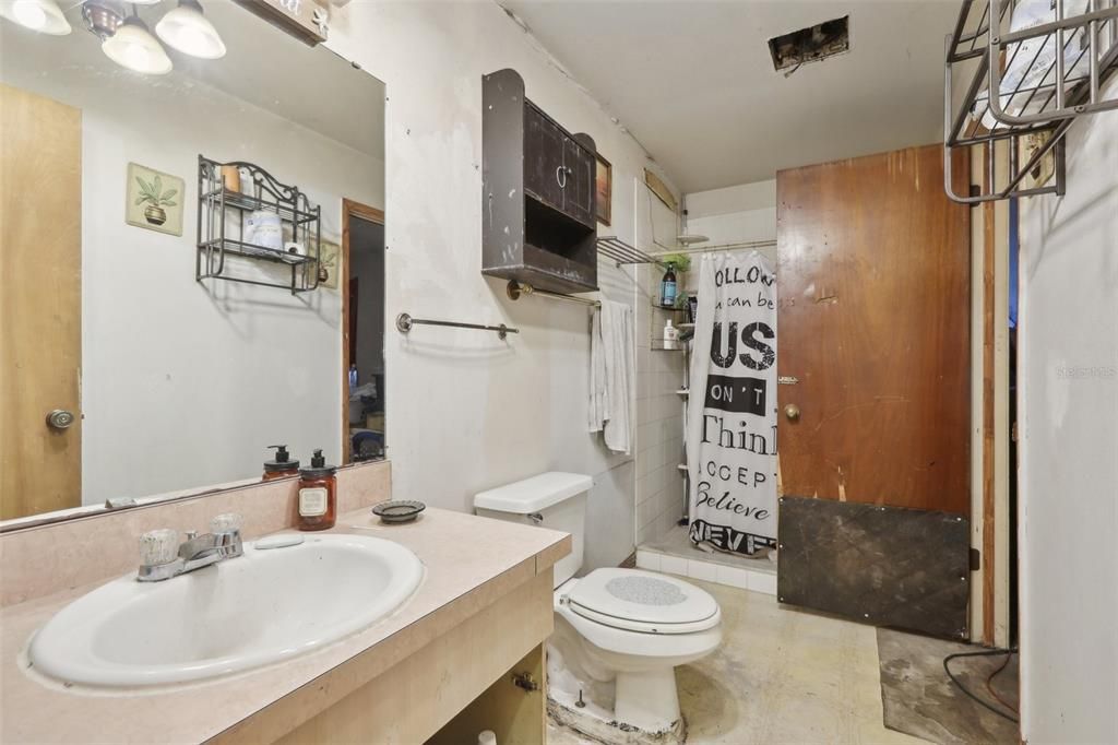 For Sale: $150,000 (2 beds, 1 baths, 972 Square Feet)