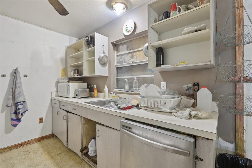 For Sale: $150,000 (2 beds, 1 baths, 972 Square Feet)