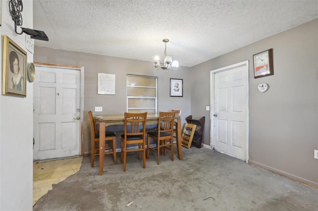 For Sale: $150,000 (2 beds, 1 baths, 972 Square Feet)