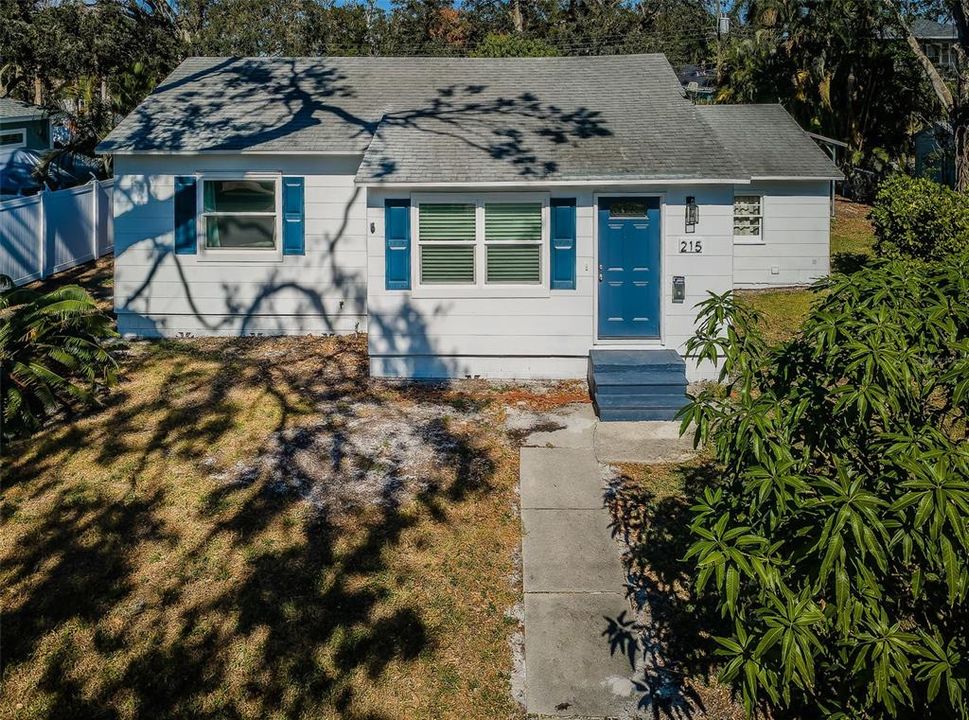 Adorable 2/1 cottage on an oversized lot in Northeast Shores.