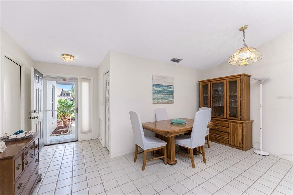 For Sale: $269,000 (2 beds, 2 baths, 1243 Square Feet)