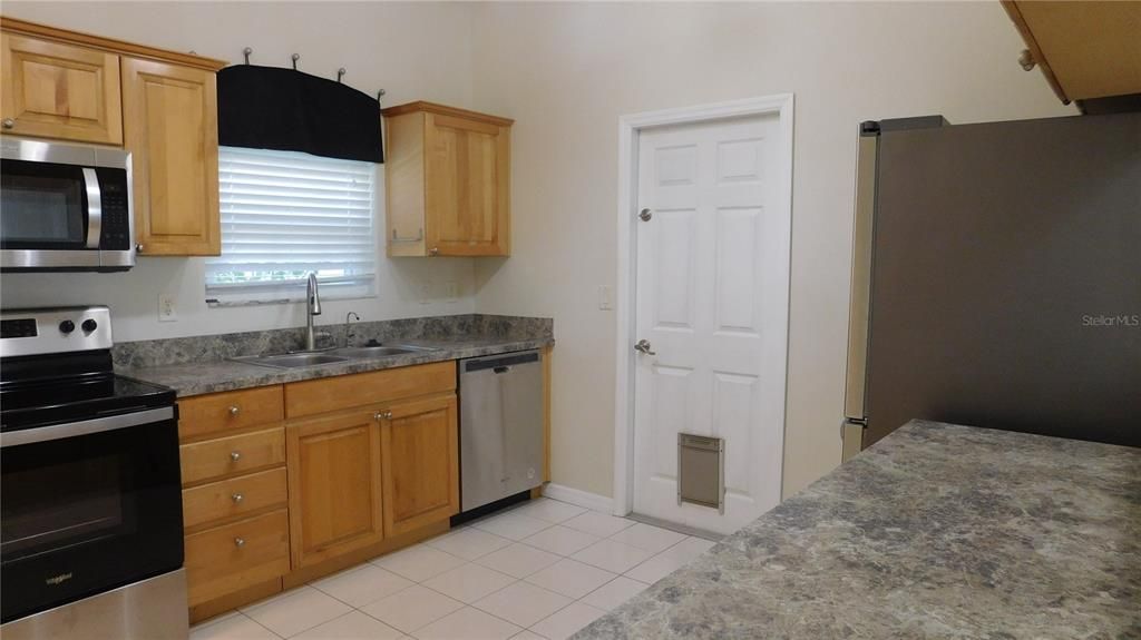 For Rent: $2,100 (4 beds, 2 baths, 1770 Square Feet)