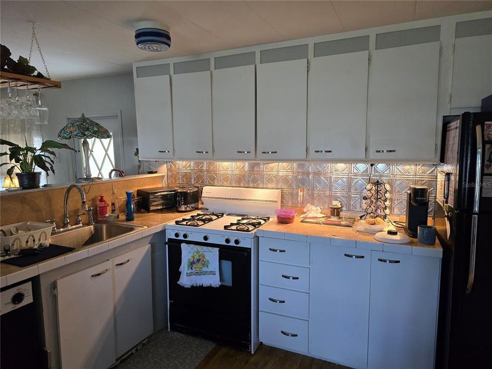 For Sale: $125,000 (2 beds, 1 baths, 744 Square Feet)