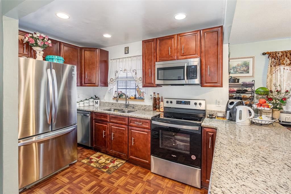 For Sale: $214,500 (2 beds, 2 baths, 1049 Square Feet)