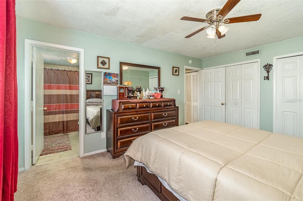 For Sale: $214,500 (2 beds, 2 baths, 1049 Square Feet)