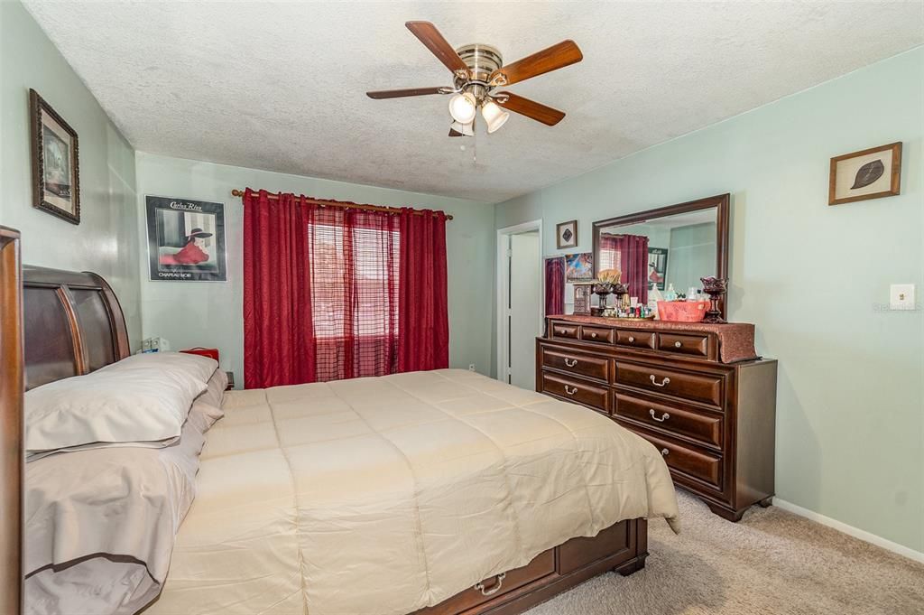 For Sale: $214,500 (2 beds, 2 baths, 1049 Square Feet)