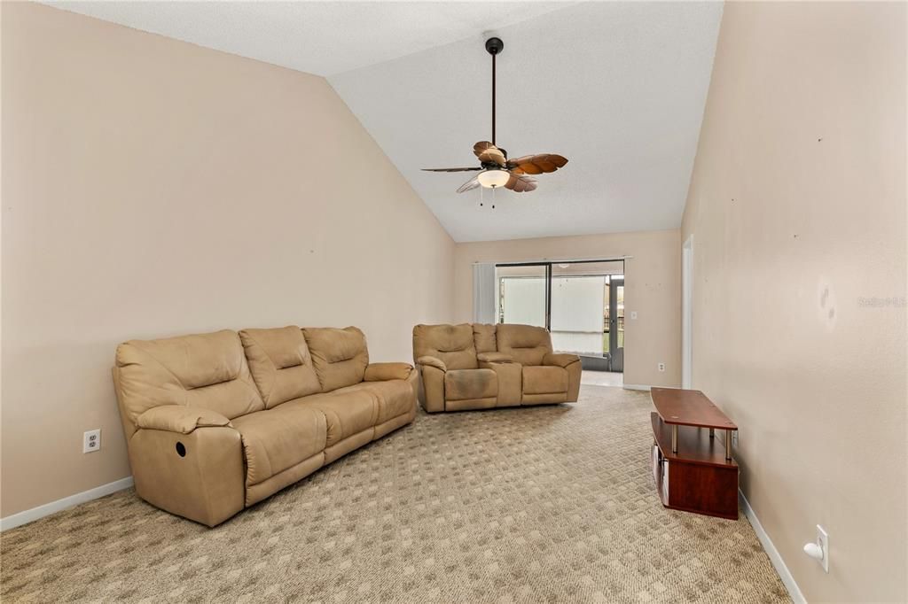 For Sale: $249,900 (2 beds, 2 baths, 1044 Square Feet)