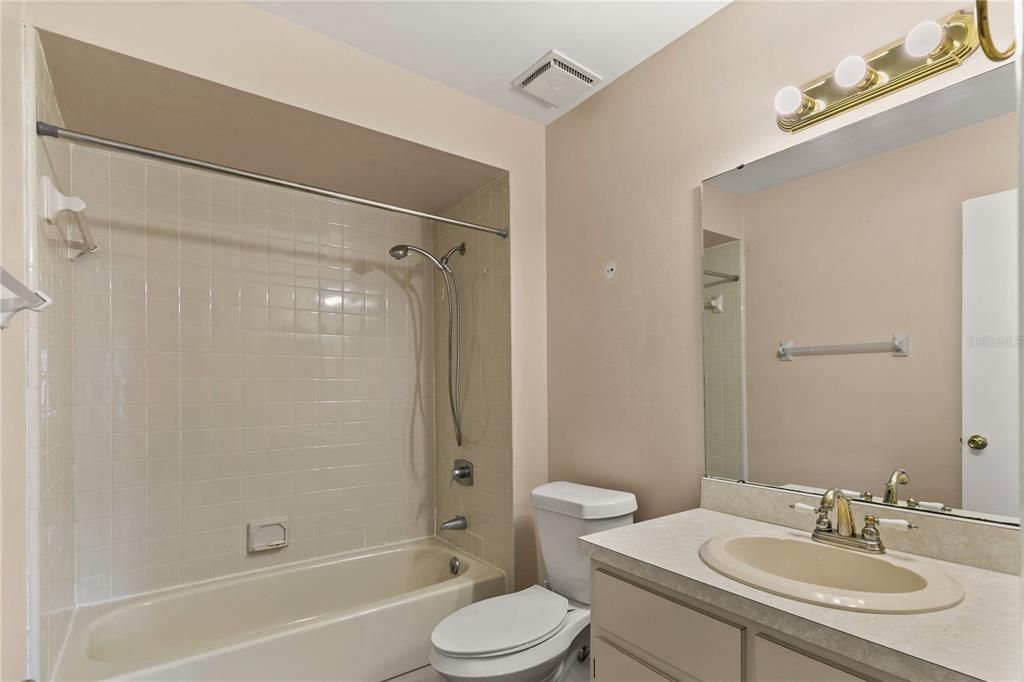 For Sale: $249,900 (2 beds, 2 baths, 1044 Square Feet)