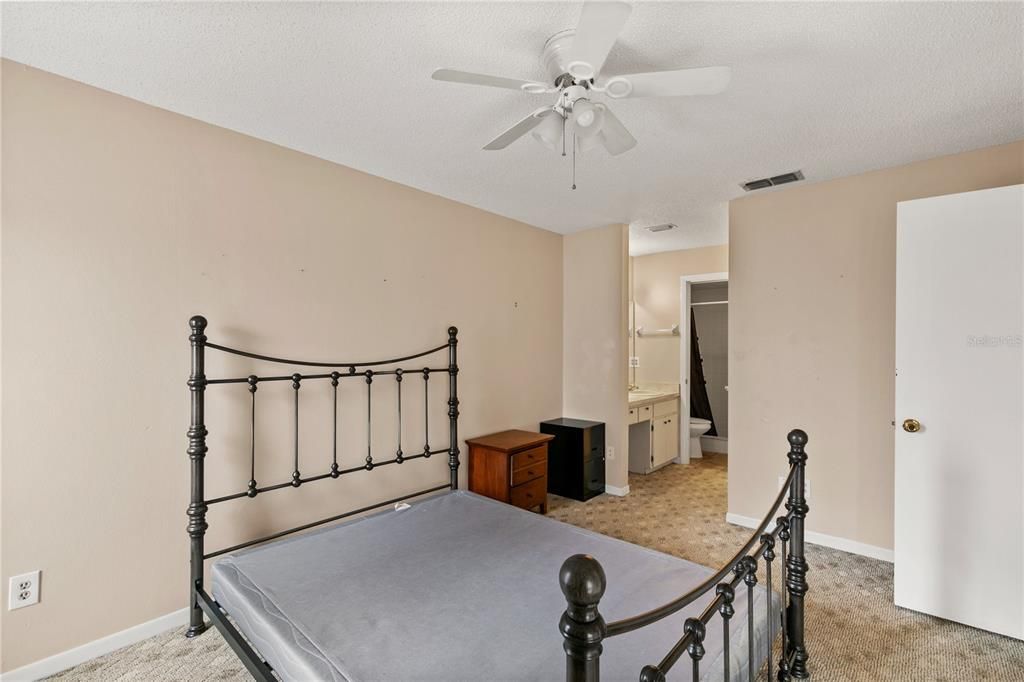 For Sale: $249,900 (2 beds, 2 baths, 1044 Square Feet)