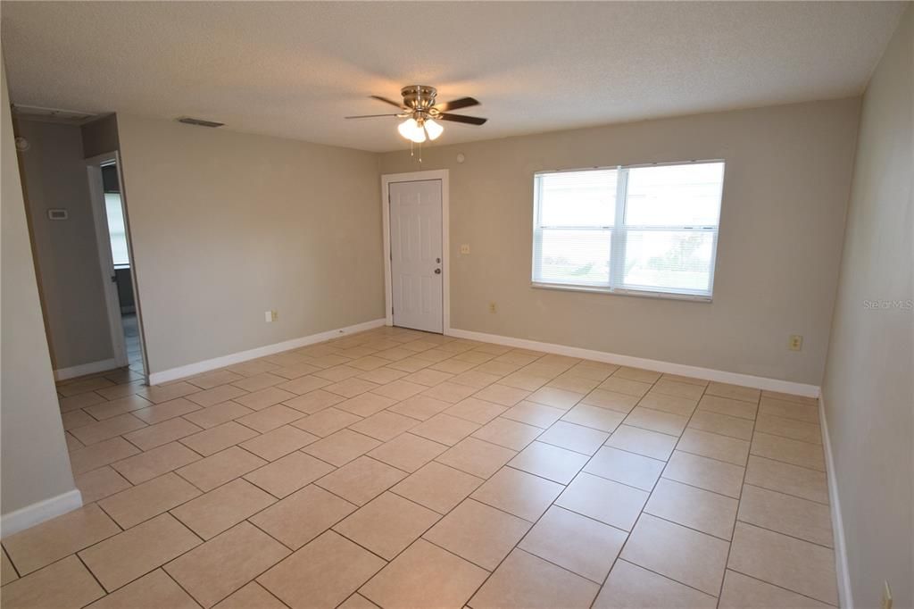 For Rent: $1,325 (2 beds, 1 baths, 1664 Square Feet)