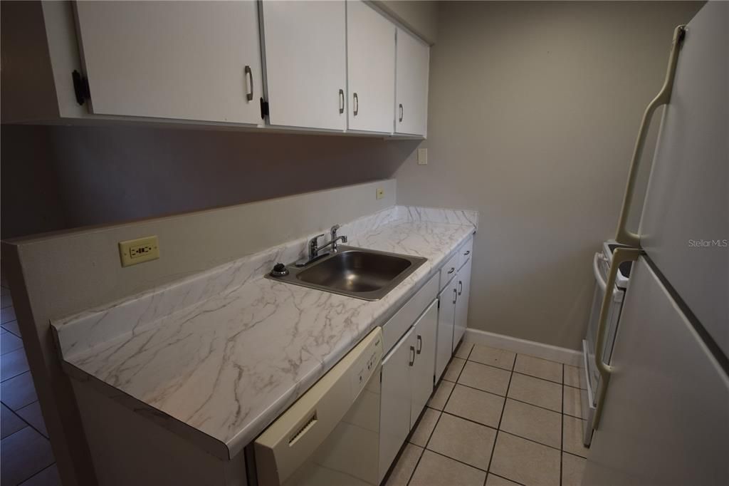 For Rent: $1,325 (2 beds, 1 baths, 1664 Square Feet)