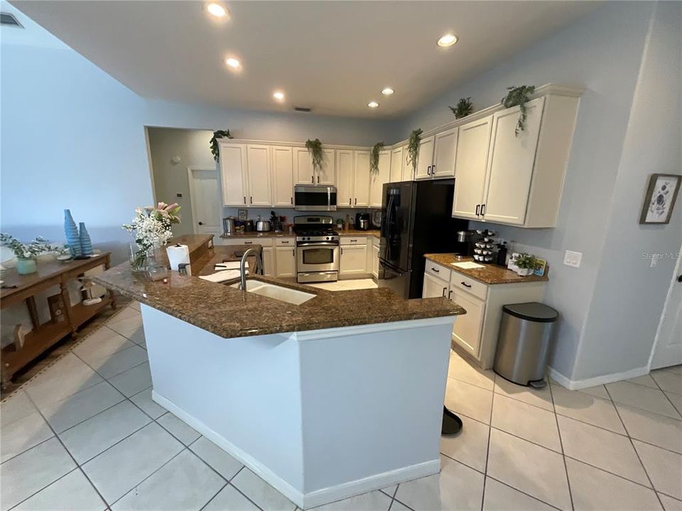 Kitchen and breakfast bar