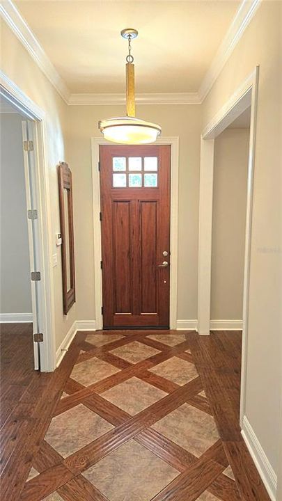 FOYER WITH BEAUTIFUL ACCENTS