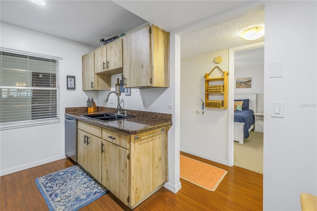 For Sale: $200,000 (2 beds, 1 baths, 817 Square Feet)