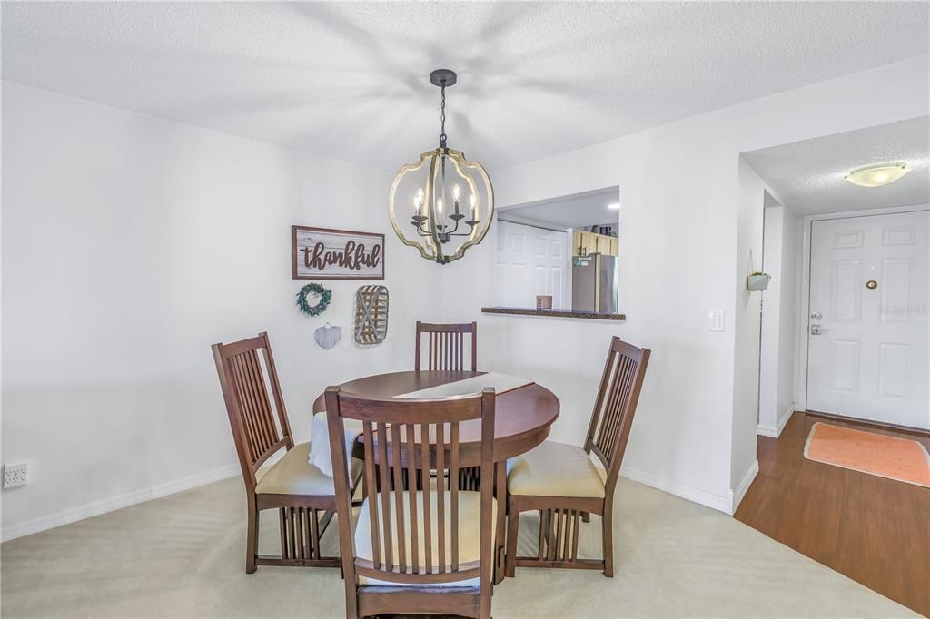 For Sale: $200,000 (2 beds, 1 baths, 817 Square Feet)