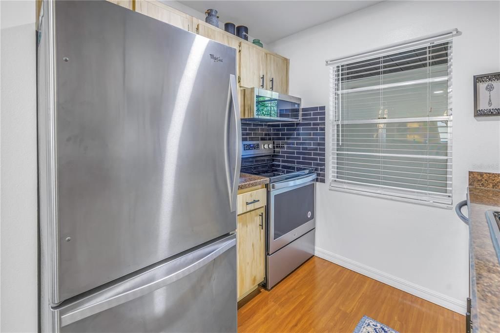 For Sale: $200,000 (2 beds, 1 baths, 817 Square Feet)