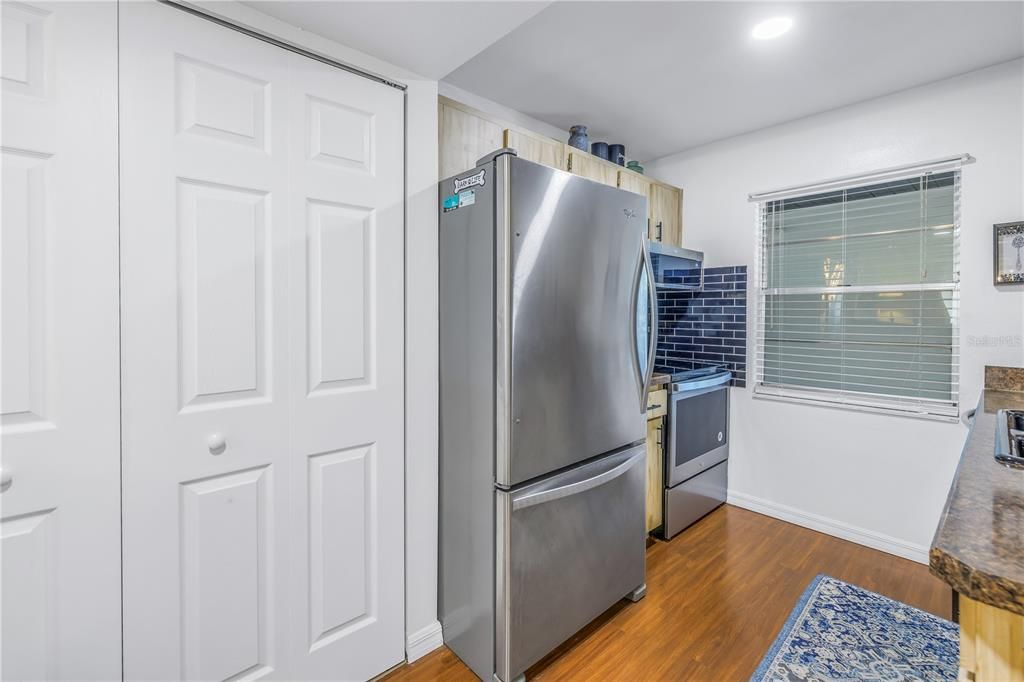 For Sale: $200,000 (2 beds, 1 baths, 817 Square Feet)