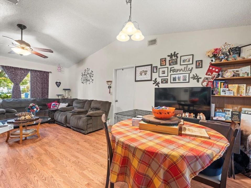 For Sale: $260,000 (2 beds, 2 baths, 1140 Square Feet)