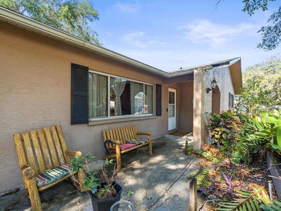 For Sale: $260,000 (2 beds, 2 baths, 1140 Square Feet)