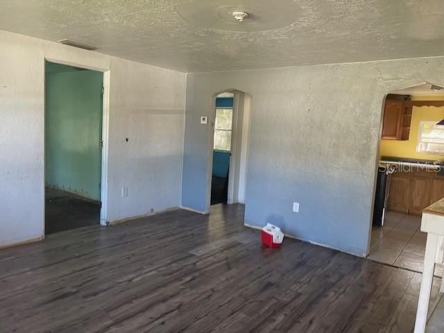 For Sale: $179,000 (2 beds, 1 baths, 1040 Square Feet)