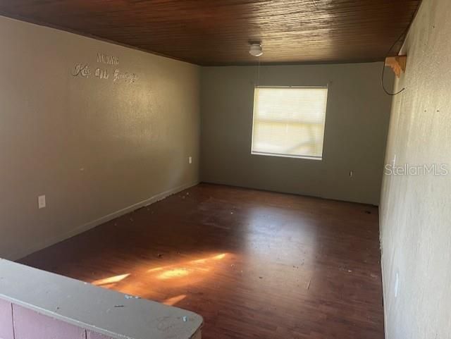 For Sale: $179,000 (2 beds, 1 baths, 1040 Square Feet)