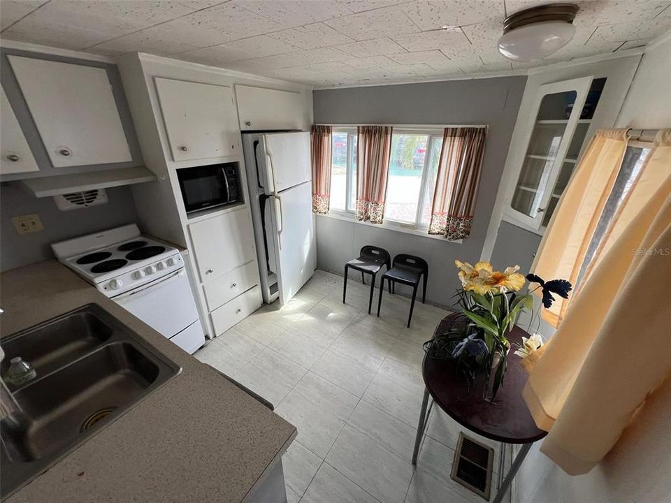 For Sale: $99,000 (2 beds, 3 baths, 1113 Square Feet)