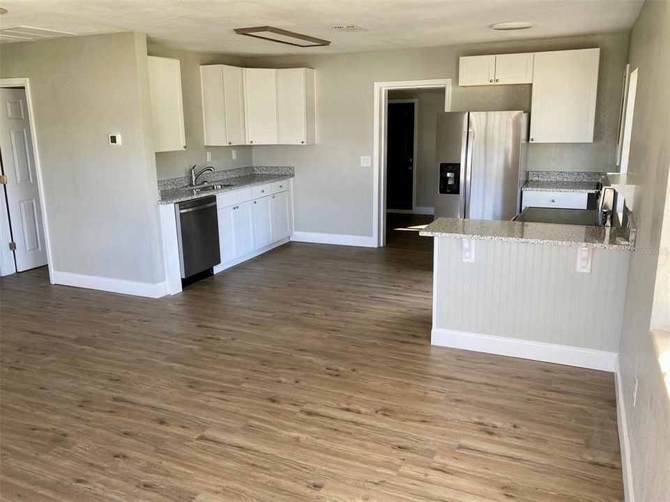 For Sale: $229,950 (2 beds, 1 baths, 933 Square Feet)