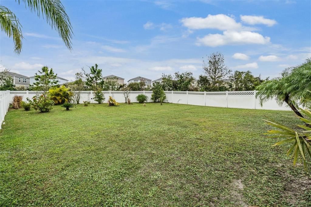 Large FULLY fenced yard