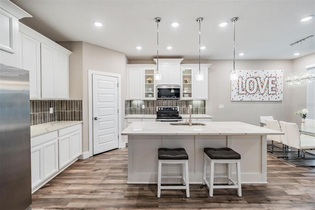 Immaculate bright kitchen with 5 panel interior doors throughout