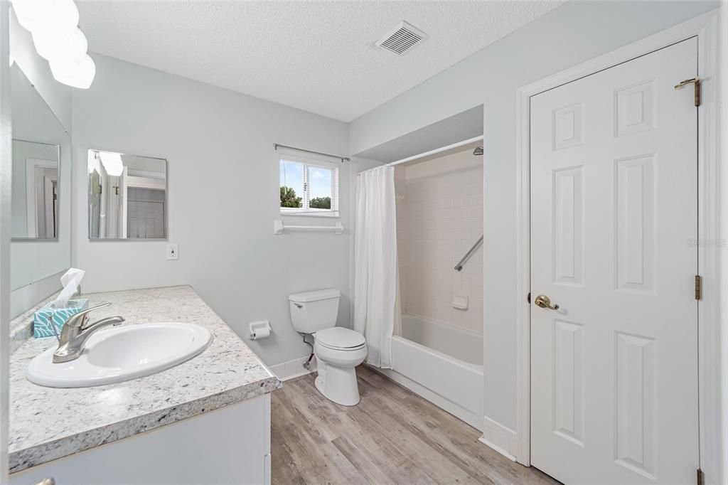 For Sale: $259,900 (2 beds, 2 baths, 1296 Square Feet)