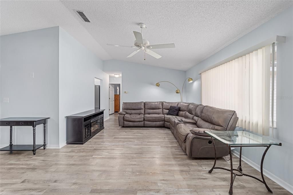 For Sale: $259,900 (2 beds, 2 baths, 1296 Square Feet)