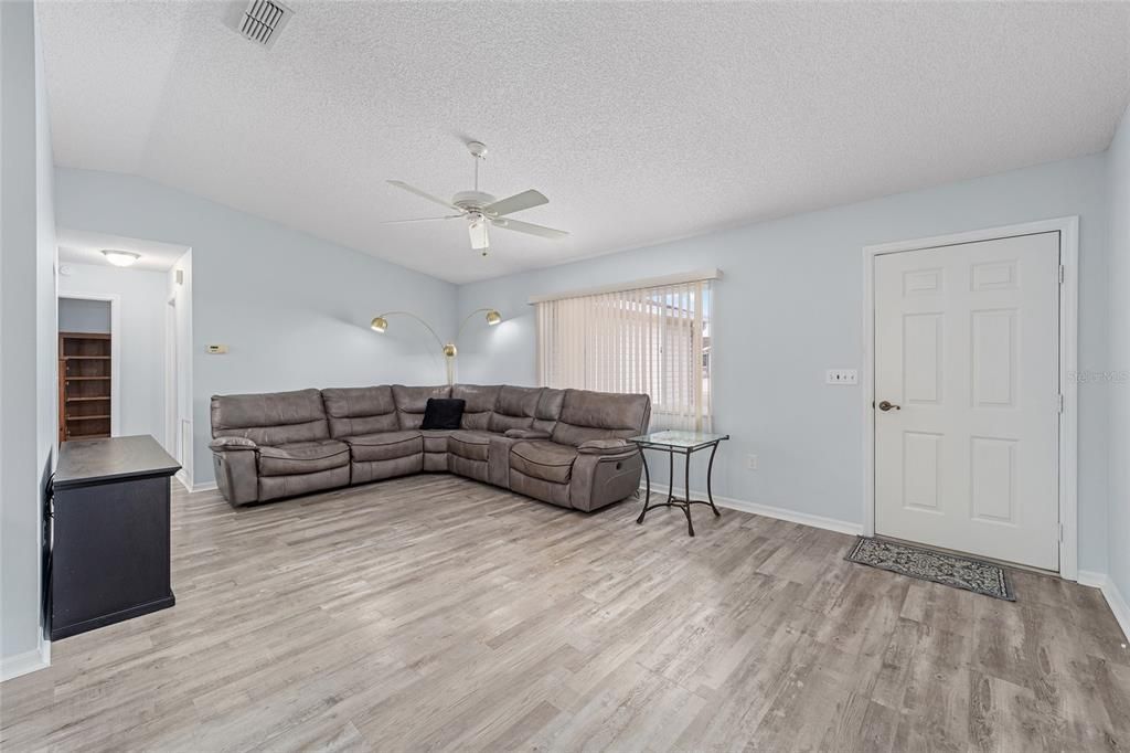 For Sale: $259,900 (2 beds, 2 baths, 1296 Square Feet)