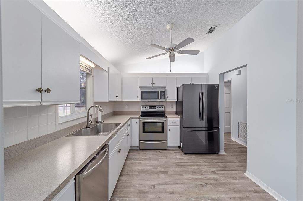 For Sale: $259,900 (2 beds, 2 baths, 1296 Square Feet)