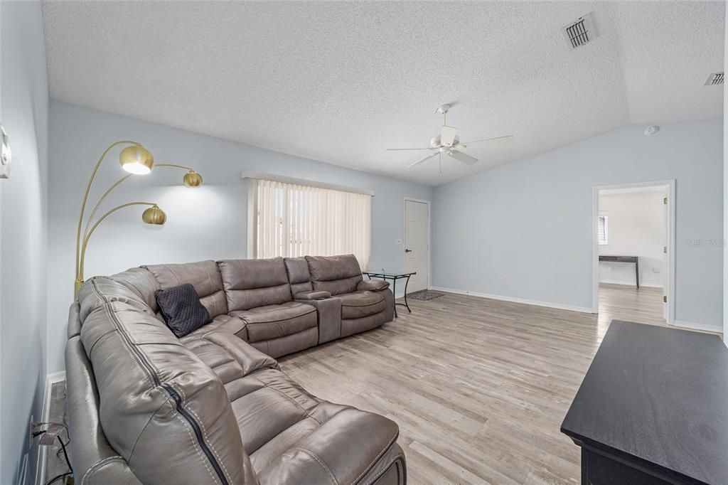 For Sale: $259,900 (2 beds, 2 baths, 1296 Square Feet)