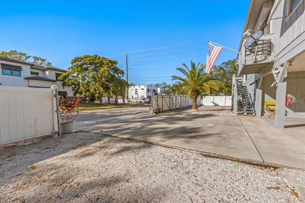 For Sale: $850,000 (2 beds, 2 baths, 980 Square Feet)