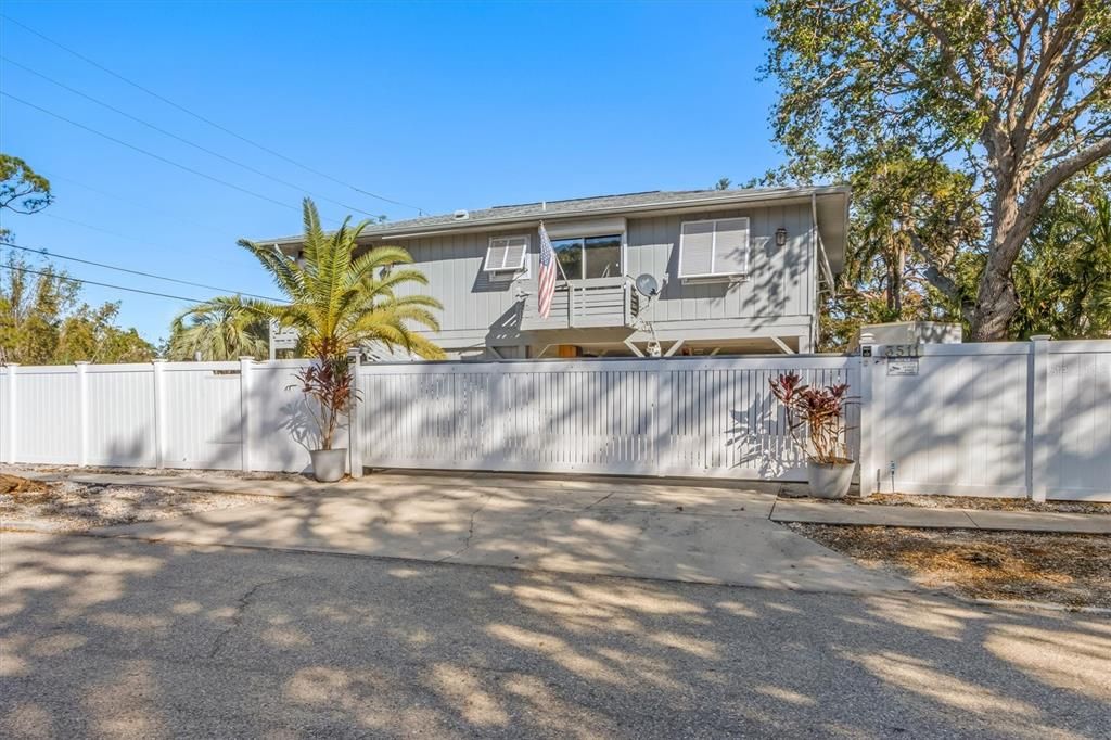 For Sale: $850,000 (2 beds, 2 baths, 980 Square Feet)