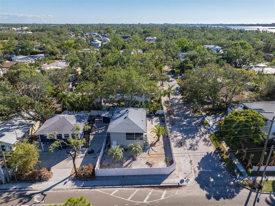 For Sale: $850,000 (2 beds, 2 baths, 980 Square Feet)