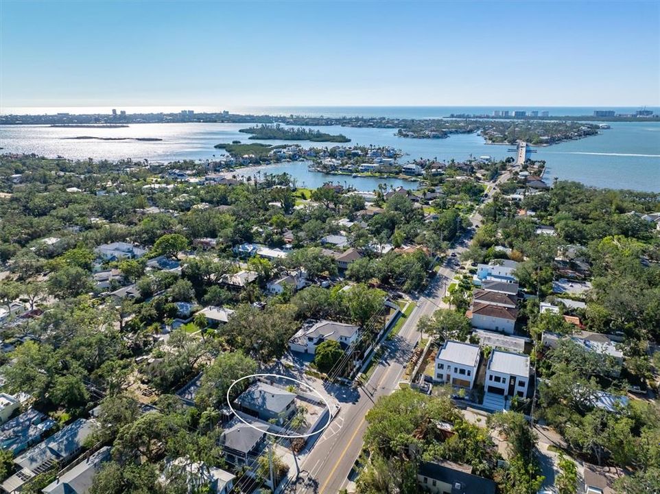 For Sale: $850,000 (2 beds, 2 baths, 980 Square Feet)