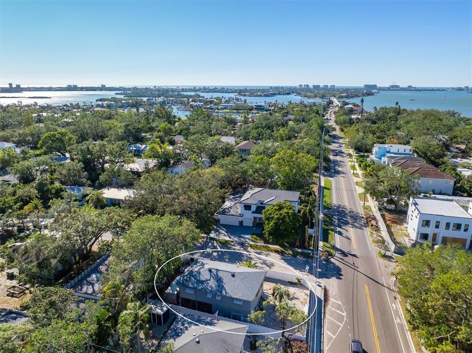 For Sale: $850,000 (2 beds, 2 baths, 980 Square Feet)