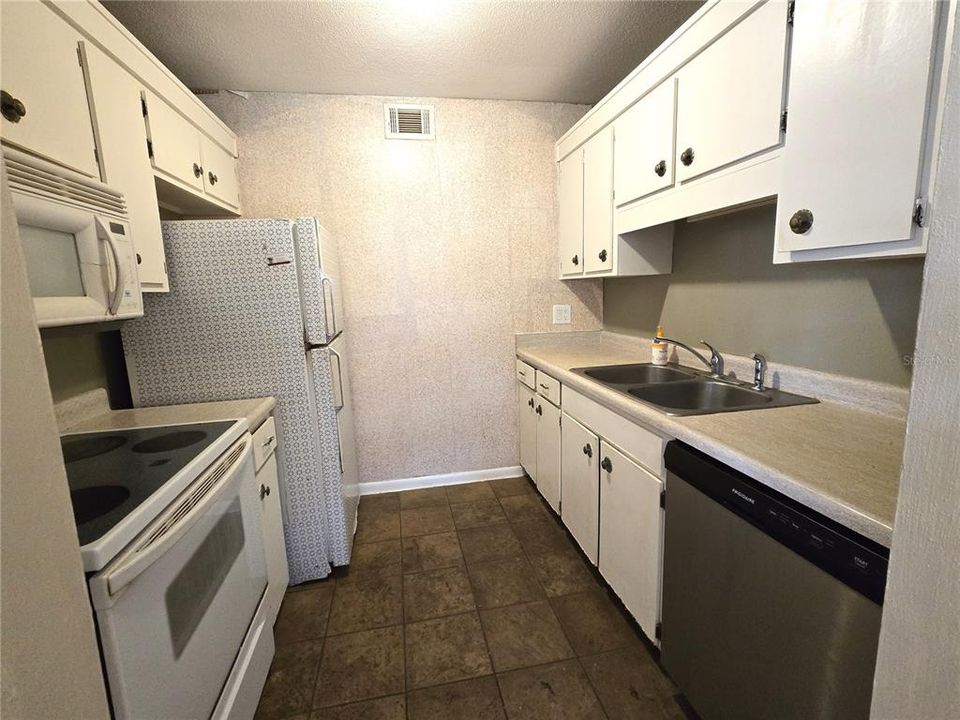 For Sale: $118,750 (2 beds, 1 baths, 925 Square Feet)