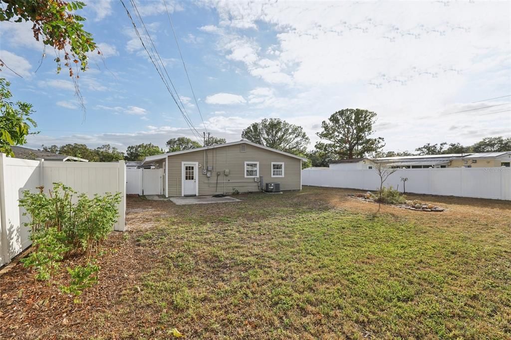 For Sale: $321,000 (3 beds, 1 baths, 902 Square Feet)