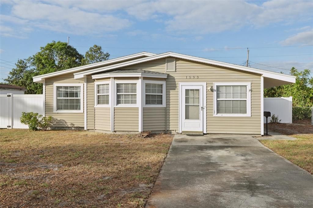 For Sale: $321,000 (3 beds, 1 baths, 902 Square Feet)