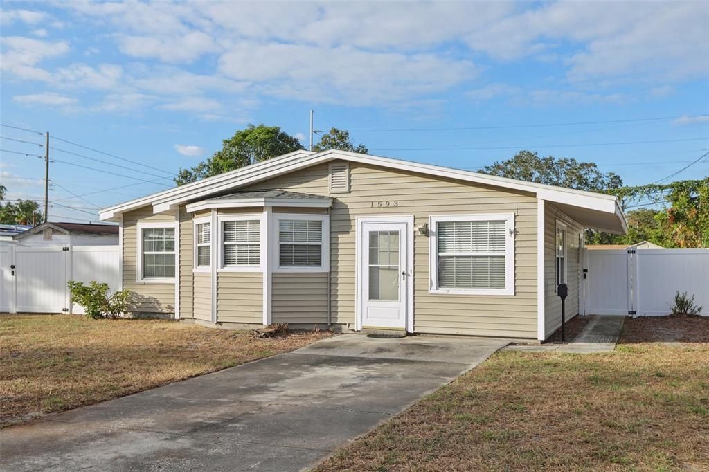 For Sale: $321,000 (3 beds, 1 baths, 902 Square Feet)