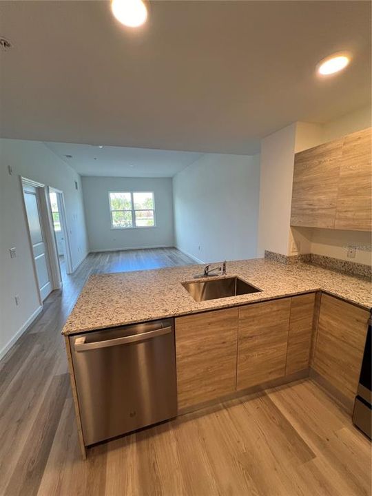 For Rent: $1,800 (1 beds, 1 baths, 695 Square Feet)